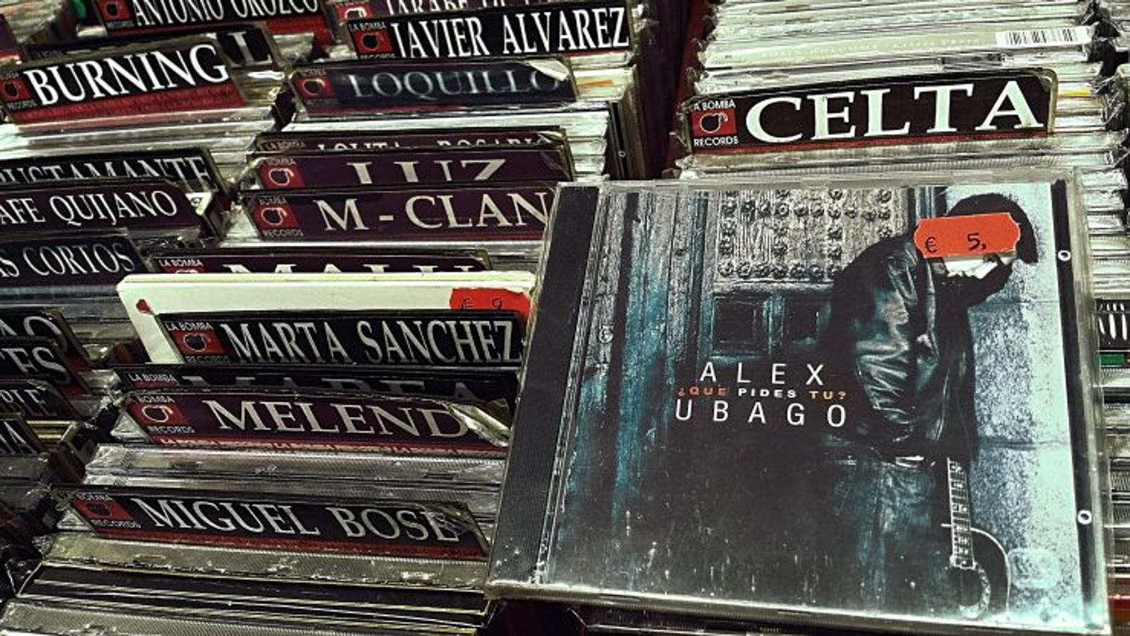 Profundizando ya en la música 'relajada' y rozando el drama melancólico que marcó a toda una generación, damos con el cd de Álex Ubago. Vestigio de la intensidad noventera, único en la creación musical taciturna y predecesor de artistas como Pablo Alborán, '¿Qué pides tú?' nos dejó 'A gritos de esperanza' y 'Sin miedo a nada'.