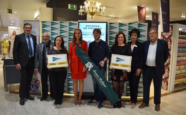 En la imagen, los premiados junto a Rocío Gil, Fallera Mayor de Valencia; Álvaro Moliner; miembros del jurado y directivos de El Corte Inglés. 