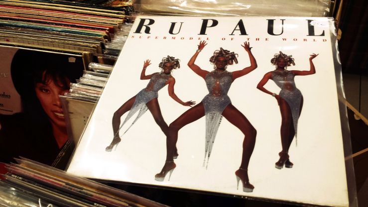 Otra reliquia, sin duda, es este vinilo de 'Supermodel of the World', el álbum debut de la drag queen más famosa del mundo, RuPaul. El disco se volvió tan popular que lanzó a la artista directa al estrellato noventero, desde el que ha seguido manteniéndose, por lo que esta pieza es un 'must have' para cualquier seguidor/a del movimiento drag. 