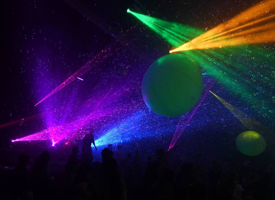 Fotos: Espectaculares imágenes del Mega Bubblefest Laser Show de California