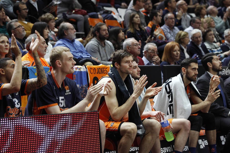 Estas son las imágenes que deja el partido de la última jornada de Euroliga, que ha terminado con victoria del conjunto taronja