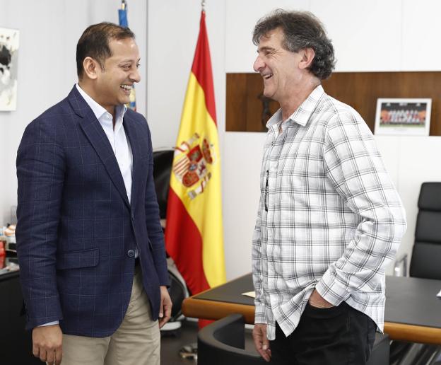 Murthy y Kempes, durante su encuentro en la sede del Valencia. 