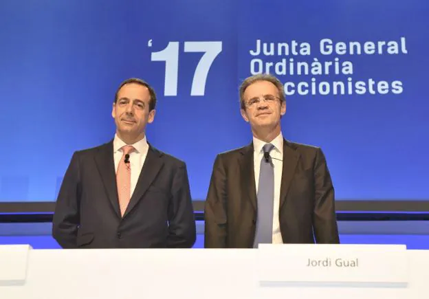 Gonzalo Gortázar y Jordi Gual, de Caixabank. 