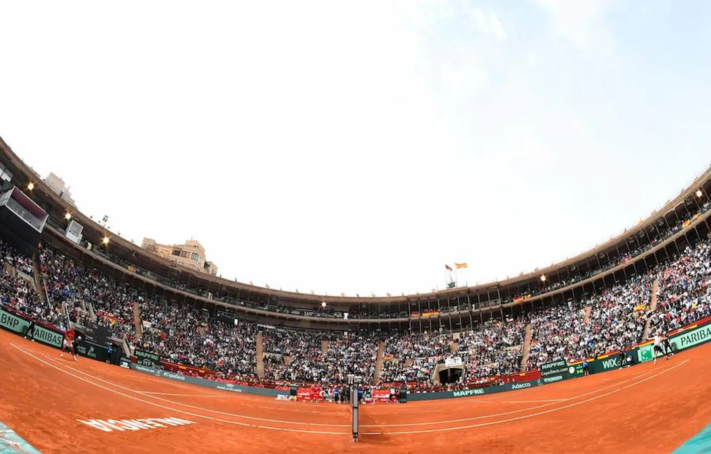 La Plaza de Toros de Valencia acoge este fin de semana la eliminatoria de cuartos de final de la Copa Davis entre España y Alemania. El recinto, abarrotado de público y acondicionado para el evento deportivo, se ha vestido para la ocasión y ha copado sus asientos con cientos de aficionados al tenis de distintas partes del mundo. El espectáculo no se ha limitado a la arena, porque multitud de personalidades no han querido faltar a esta cita deportiva en la ciudad, como el President de la Generalitat, Ximo Puig, o el futbolista Gerard Piqué. Estas son las mejores imágenes de la transformación de la plaza valenciana: 