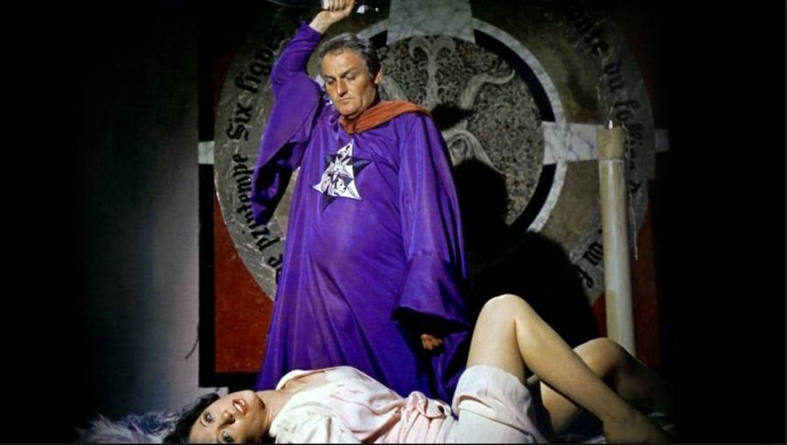 'La novia del diablo' | Christopher Lee y Charles Gray encabezan el reparto de 'La novia del diablo', un filme de terror sobrenatural que se adentra en el mundo de las sectas. Cuando Simon no acude a la reunión anual con sus amigos, el Duque de Richleau y Rex Van Ryn comienzan a preocuparse. Pronto descubren que ha ingresado en una secta satánica, cuyo líder es el Duque Mocata, que utiliza a inocentes, a los que lavan el cerebro por medio de hipnosis, y luego sacrifican en honor al diablo. Aunque Richleau está dispuesto a evitar que mueran más inocentes, la tarea a la que tendrá que enfrentarse no será sencilla. Su director es Terence Fisher.