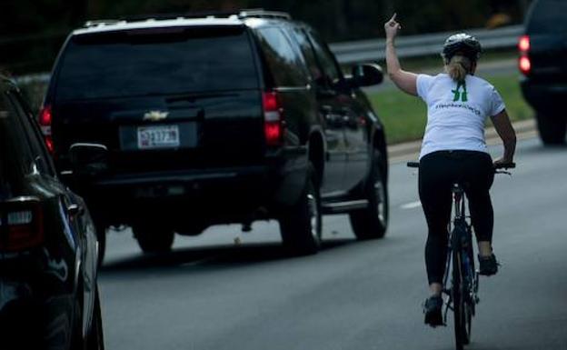 Juli Briskman hace un gesto con el dedo corazón al pasar un coche con Donald Trump. 
