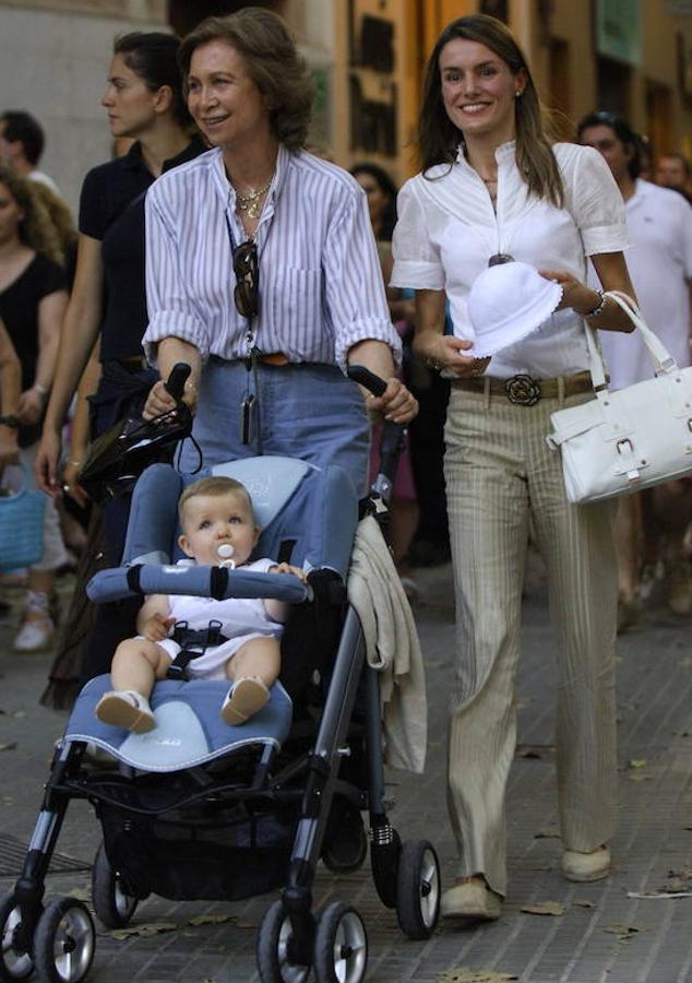 El tenso incidente entre las dos reinas, Letizia y Sofía, tras la celebración de la Misa de Pascua del pasado 1 de abril, marcó un antes y un después en la imagen pública de la relación entre ambas. Pero el trato entre las monarcas no siempre ha sido así. Aquí una selección de imágenes que prueba el 'buen rollo' que reinaba entre ellas: