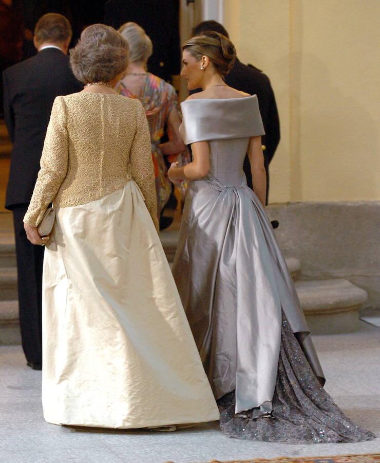 El tenso incidente entre las dos reinas, Letizia y Sofía, tras la celebración de la Misa de Pascua del pasado 1 de abril, marcó un antes y un después en la imagen pública de la relación entre ambas. Pero el trato entre las monarcas no siempre ha sido así. Aquí una selección de imágenes que prueba el 'buen rollo' que reinaba entre ellas: