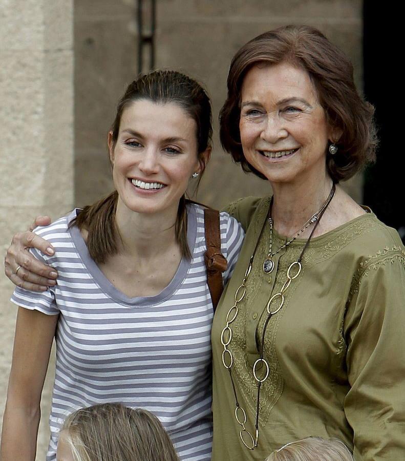 El tenso incidente entre las dos reinas, Letizia y Sofía, tras la celebración de la Misa de Pascua del pasado 1 de abril, marcó un antes y un después en la imagen pública de la relación entre ambas. Pero el trato entre las monarcas no siempre ha sido así. Aquí una selección de imágenes que prueba el 'buen rollo' que reinaba entre ellas:
