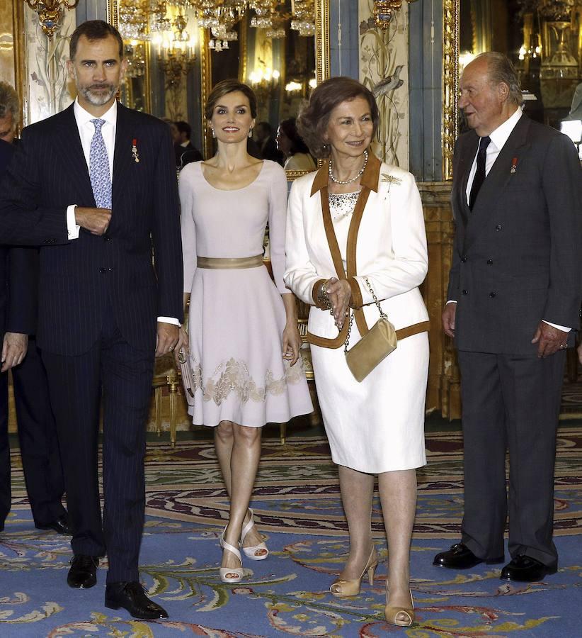 El tenso incidente entre las dos reinas, Letizia y Sofía, tras la celebración de la Misa de Pascua del pasado 1 de abril, marcó un antes y un después en la imagen pública de la relación entre ambas. Pero el trato entre las monarcas no siempre ha sido así. Aquí una selección de imágenes que prueba el 'buen rollo' que reinaba entre ellas: