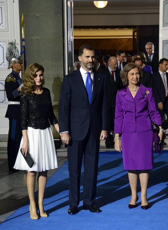 El tenso incidente entre las dos reinas, Letizia y Sofía, tras la celebración de la Misa de Pascua del pasado 1 de abril, marcó un antes y un después en la imagen pública de la relación entre ambas. Pero el trato entre las monarcas no siempre ha sido así. Aquí una selección de imágenes que prueba el 'buen rollo' que reinaba entre ellas: