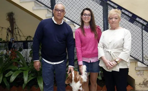 Víctor, Bárbara, Pilar y su mascota, Braco, posan para el reportaje.