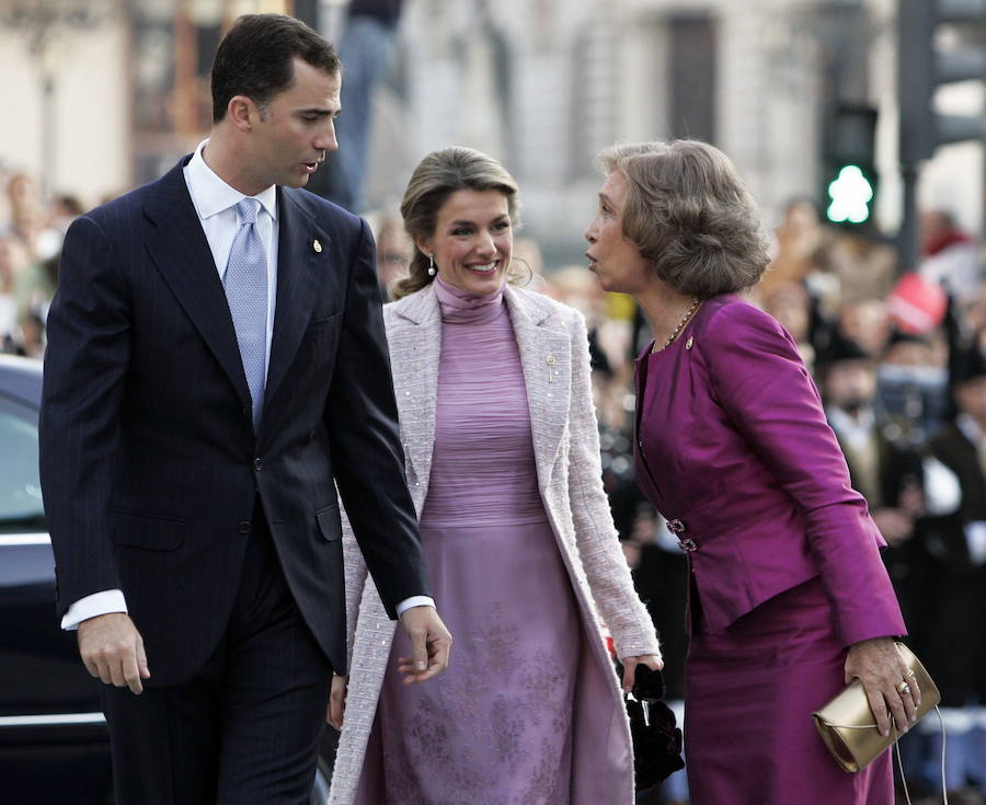 El tenso incidente entre las dos reinas, Letizia y Sofía, tras la celebración de la Misa de Pascua del pasado 1 de abril, marcó un antes y un después en la imagen pública de la relación entre ambas. Pero el trato entre las monarcas no siempre ha sido así. Aquí una selección de imágenes que prueba el 'buen rollo' que reinaba entre ellas: