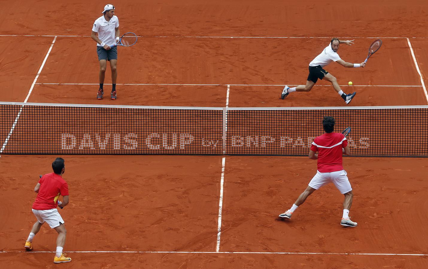 El punto de dobles lo han disputado Feliciano López y Marc López, por parte de España y Jan-Lennard Struff y Tim Puetz, por Alemania. 