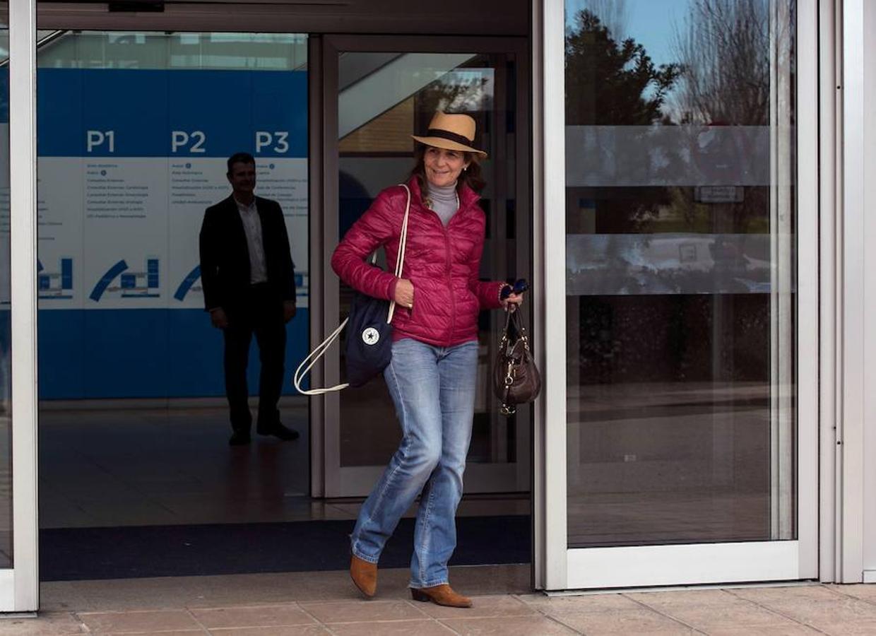 Los Reyes Felipe y Letizia, acompañados por la Reina Sofía, la Princesa Leonor y la Infanta Sofía, a su llegada este domingo a la Clínica Universitaria La Moraleja para visitar a Don Juan Carlos, operado el viernes de forma satisfactoria para sustituirle la prótesis artificial que le fue implantada en la rodilla derecha hace siete años. La Infanta Elena también ha visitado hoy a su padre.