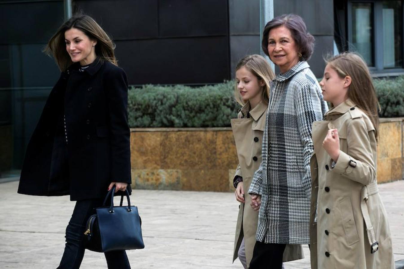 Los Reyes Felipe y Letizia, acompañados por la Reina Sofía, la Princesa Leonor y la Infanta Sofía, a su llegada este domingo a la Clínica Universitaria La Moraleja para visitar a Don Juan Carlos, operado el viernes de forma satisfactoria para sustituirle la prótesis artificial que le fue implantada en la rodilla derecha hace siete años. La Infanta Elena también ha visitado hoy a su padre.