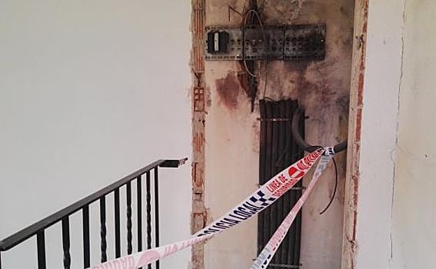 El cuadro eléctrico dañado por el impacto del rayo.