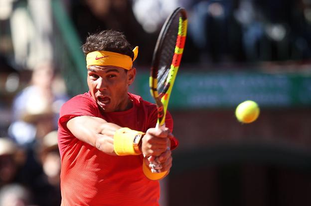 Nadal golpea durante el partido contra Zverev. 