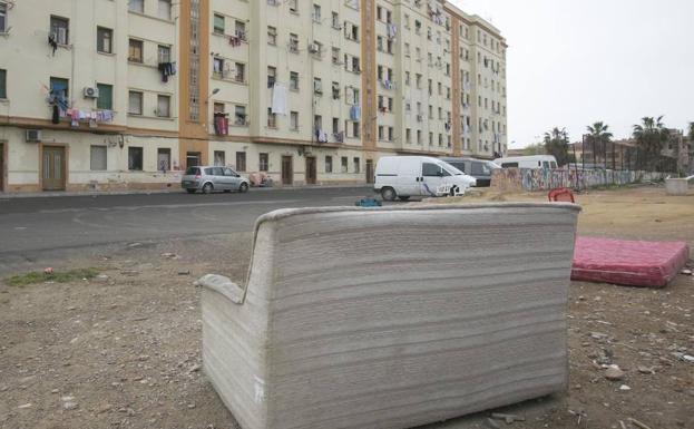 Exterior del bloque de viviendas, recayente a la calle Bloque Portuarios, pendiente de reurbanización por el Ayuntamiento.