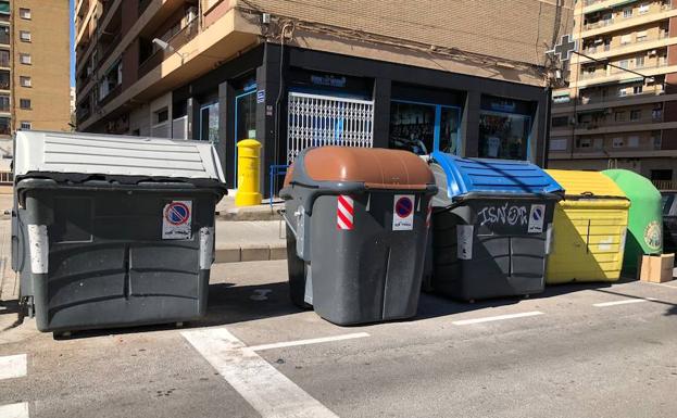 Fila de contenedores en el barrio de Campanar de Valencia.