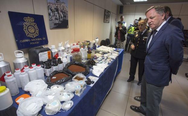 Juan Carlos Moragues ante el material requisado en el laboratorio de cocaína.