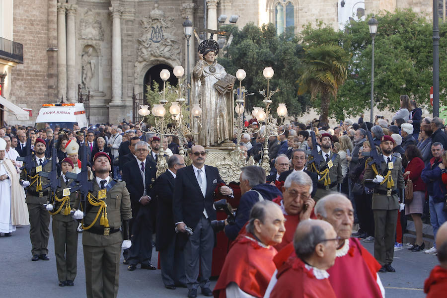 Los valencianos han celebrado en la tarde de este lunes la fiesta de San Vicente Ferrer con la tradicional procesión desde la Seo y con paradas en la casa natalicia del fraile, en San Esteban y en el antiguo convento dominico. 