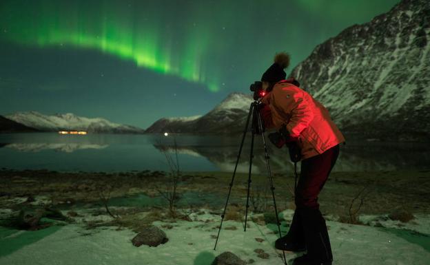 Momento en que Lucía capta con su cámara la aurora boreal.