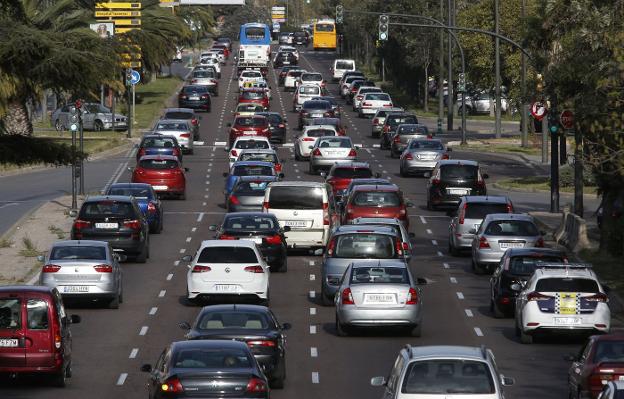 Cientos de coches acceden a Valencia por la avenida del Cid en una imagen reciente. 