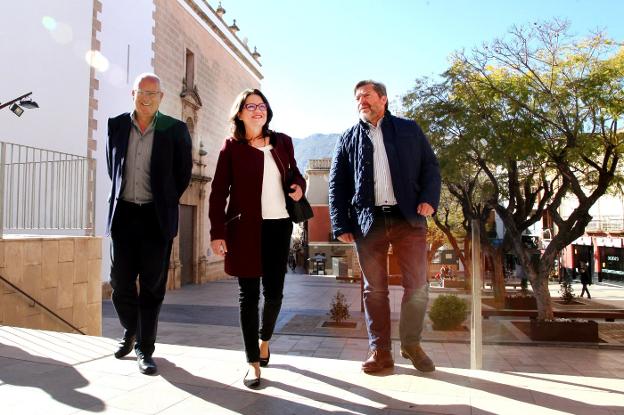 Mónica Oltra, acompañada por el alcalde de Dénia, Vicent Grimalt, y el vicealcalde, Rafa Carrió. 