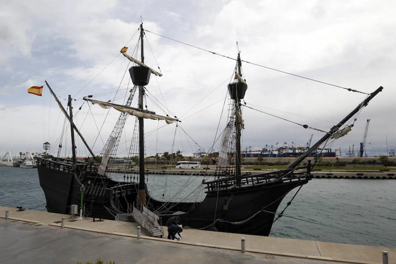 La réplica de la Nao Victoria, que dio la primera vuelta al mundo, ya está en la Marina de Valencia. Los interesados pueden visitarlo desde este miércoles hasta el próximo domingo 15 de abril desde las 10 hasta las 20 horas. La Nao Victoria es la réplica del navío que en 1519- 1522 realizó la mayor hazaña marítima de todos los tiempos: la Primera Vuelta al Mundo, al mando de los capitanes Fernando de Magallanes y Juan Sebastián El Cano.