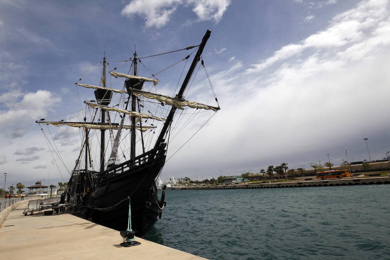 La réplica de la Nao Victoria, que dio la primera vuelta al mundo, ya está en la Marina de Valencia. Los interesados pueden visitarlo desde este miércoles hasta el próximo domingo 15 de abril desde las 10 hasta las 20 horas. La Nao Victoria es la réplica del navío que en 1519- 1522 realizó la mayor hazaña marítima de todos los tiempos: la Primera Vuelta al Mundo, al mando de los capitanes Fernando de Magallanes y Juan Sebastián El Cano.