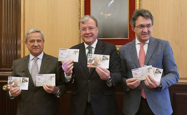 El presidente de Correos, Javier Cuesta Nuin (izquierda), el alcalde de León, Antonio Silván (centro) y el presidente de la Diputación, Juan Martínez Majo, durante la presentación del sello.