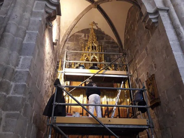 Dos doradoras de la empresa de restauración de patrimonio trabajando ayer en el retablo neogótico de la Colegiata de Gandia. 