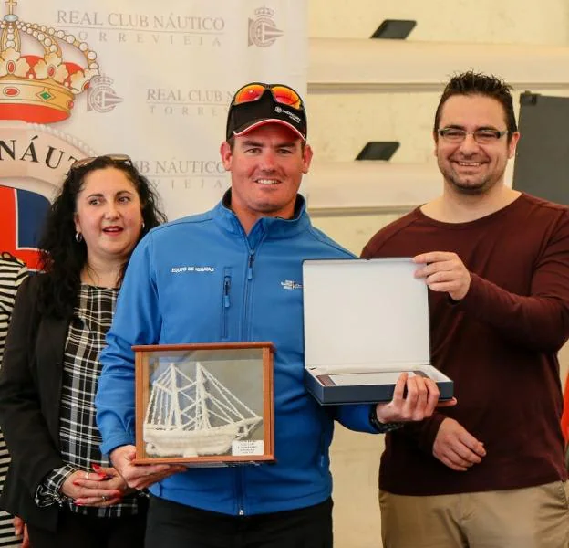 Rafa Andarias con el premio de campeón de la Copa de España. 