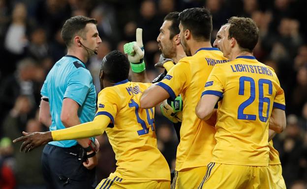 La Juventus, indignada con el nivel del árbitro inglés