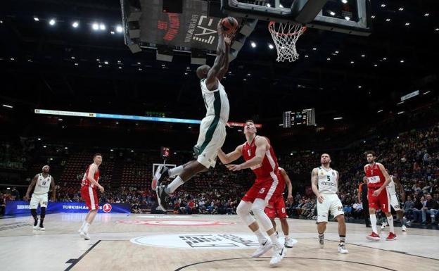 James Gist encesta para el Panathinaikos ante el Armani de Milán. 