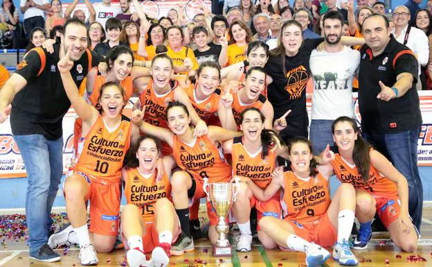 Imagen de archivo del Valencia Basket Femenino celebrando su ascenso en 2016.