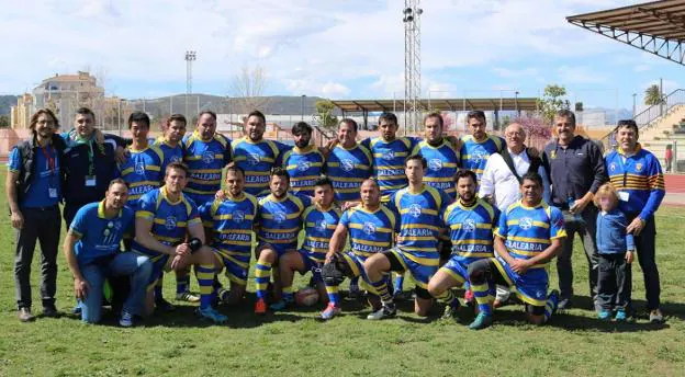El equipo del Dénia Rugby Club con el edil de Deportes, Vicent Crespo. 