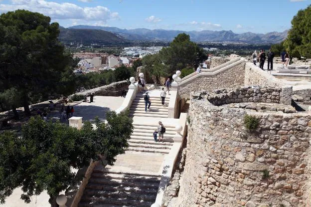 Los visitantes que se acercaron ayer al castillo de Dénia pudieron estrenar la escalinata renacentista que ha sido restaurada. 