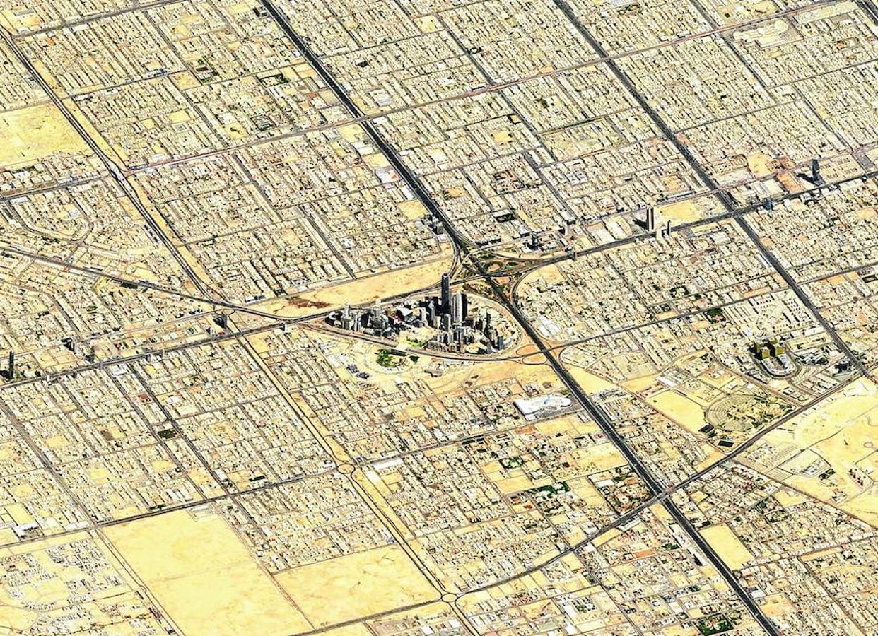 RIAD: En la árida capital de Arabia Saudí casi puede sentirse el aire seco que envuelve sus rascacielos. Los edificios más altos emergen entre una masa de viviendas de baja altura en el ‘downtown’. 