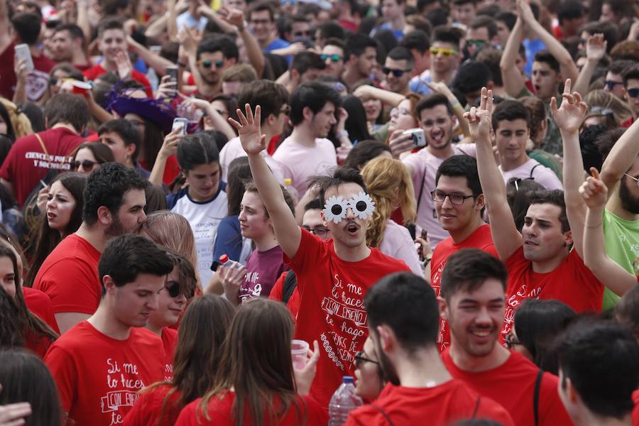 Los estudiantes han llenado el recinto del festival de paellas que se ha celebrado este viernes en Moncada con un amplio dispositivo de seguridad y transporte publico preparado para la ocasión. La puertas se han abierto a las 10 horas y una hora después empezaban los espectáculos musicales mientras se cocinaban 24.000 raciones de paella para los asistentes. Centenares de estudiantes han llegando al epicentro de la fiesta fundamentalmente en metro ya que Metrovalencia había preparado un dispositivo especial para cubrir un evento que hoy dobla el censo de la localidad de l'Horta.