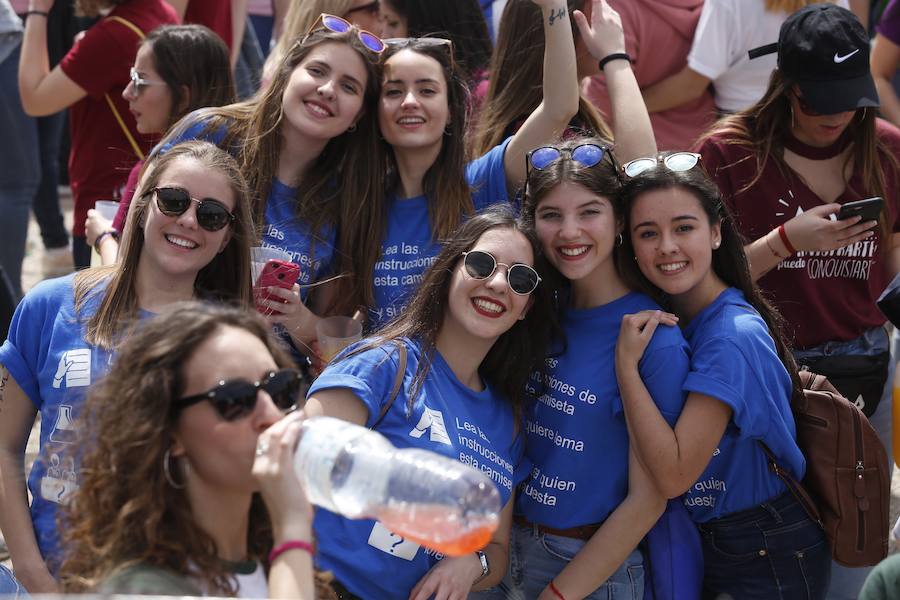 Los estudiantes han llenado el recinto del festival de paellas que se ha celebrado este viernes en Moncada con un amplio dispositivo de seguridad y transporte publico preparado para la ocasión. La puertas se han abierto a las 10 horas y una hora después empezaban los espectáculos musicales mientras se cocinaban 24.000 raciones de paella para los asistentes. Centenares de estudiantes han llegando al epicentro de la fiesta fundamentalmente en metro ya que Metrovalencia había preparado un dispositivo especial para cubrir un evento que hoy dobla el censo de la localidad de l'Horta.