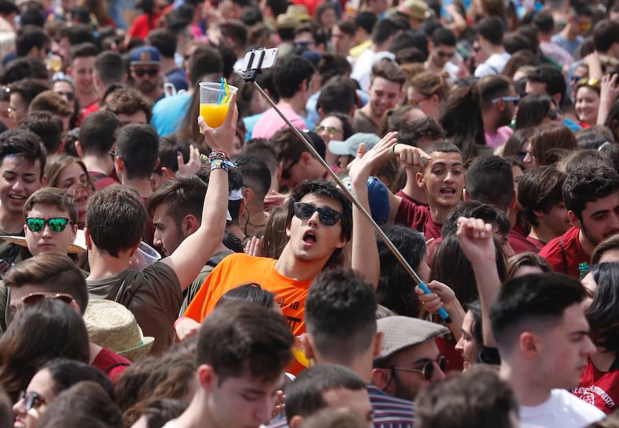 Los estudiantes han llenado el recinto del festival de paellas que se ha celebrado este viernes en Moncada con un amplio dispositivo de seguridad y transporte publico preparado para la ocasión. La puertas se han abierto a las 10 horas y una hora después empezaban los espectáculos musicales mientras se cocinaban 24.000 raciones de paella para los asistentes. Centenares de estudiantes han llegando al epicentro de la fiesta fundamentalmente en metro ya que Metrovalencia había preparado un dispositivo especial para cubrir un evento que hoy dobla el censo de la localidad de l'Horta.