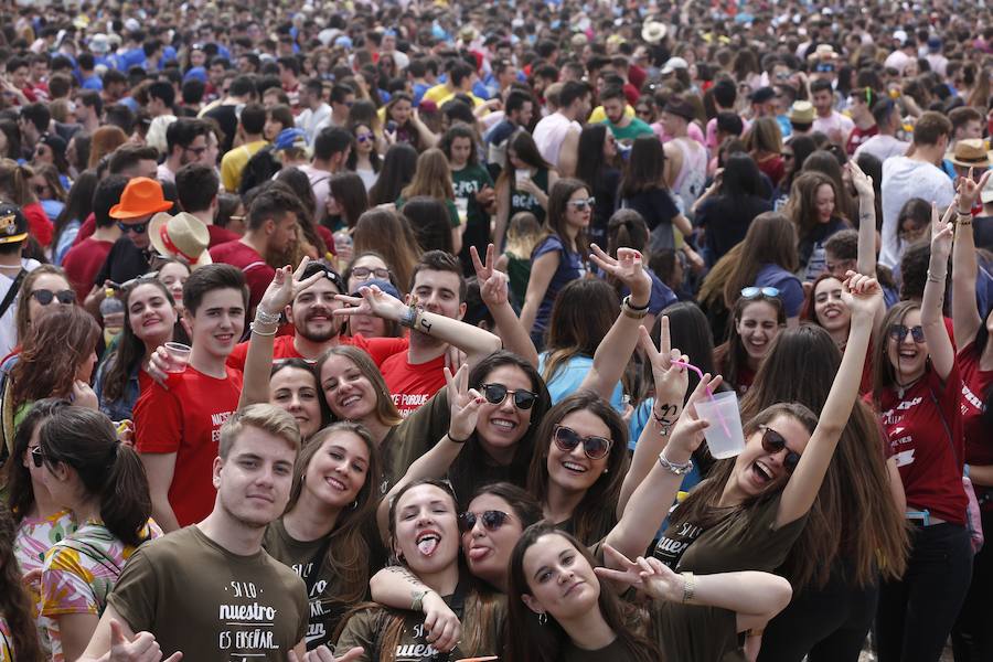 Los estudiantes han llenado el recinto del festival de paellas que se ha celebrado este viernes en Moncada con un amplio dispositivo de seguridad y transporte publico preparado para la ocasión. La puertas se han abierto a las 10 horas y una hora después empezaban los espectáculos musicales mientras se cocinaban 24.000 raciones de paella para los asistentes. Centenares de estudiantes han llegando al epicentro de la fiesta fundamentalmente en metro ya que Metrovalencia había preparado un dispositivo especial para cubrir un evento que hoy dobla el censo de la localidad de l'Horta.