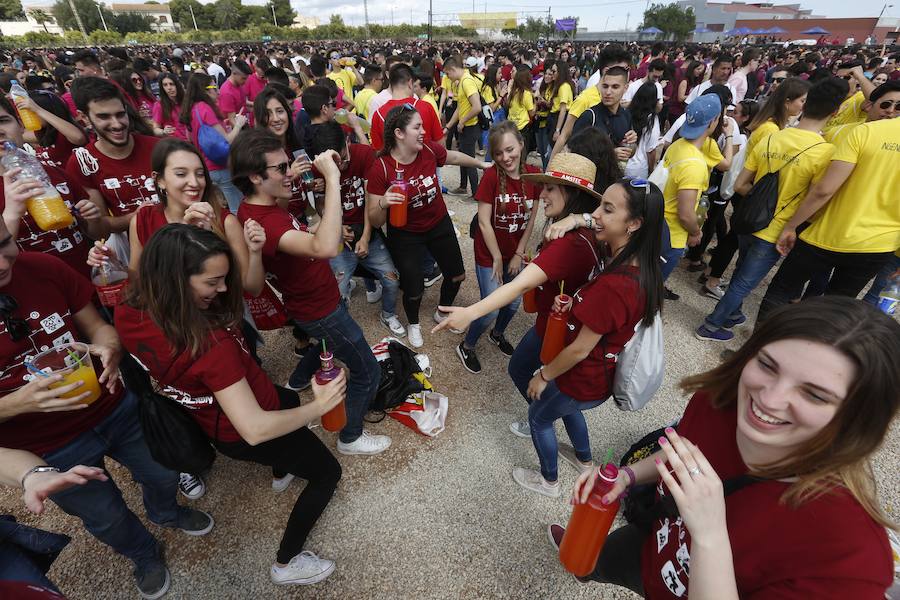 Los estudiantes han llenado el recinto del festival de paellas que se ha celebrado este viernes en Moncada con un amplio dispositivo de seguridad y transporte publico preparado para la ocasión. La puertas se han abierto a las 10 horas y una hora después empezaban los espectáculos musicales mientras se cocinaban 24.000 raciones de paella para los asistentes. Centenares de estudiantes han llegando al epicentro de la fiesta fundamentalmente en metro ya que Metrovalencia había preparado un dispositivo especial para cubrir un evento que hoy dobla el censo de la localidad de l'Horta.