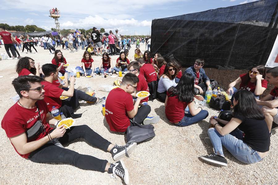 Los estudiantes han llenado el recinto del festival de paellas que se ha celebrado este viernes en Moncada con un amplio dispositivo de seguridad y transporte publico preparado para la ocasión. La puertas se han abierto a las 10 horas y una hora después empezaban los espectáculos musicales mientras se cocinaban 24.000 raciones de paella para los asistentes. Centenares de estudiantes han llegando al epicentro de la fiesta fundamentalmente en metro ya que Metrovalencia había preparado un dispositivo especial para cubrir un evento que hoy dobla el censo de la localidad de l'Horta.