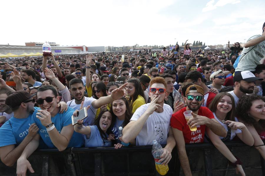 Los estudiantes han llenado el recinto del festival de paellas que se ha celebrado este viernes en Moncada con un amplio dispositivo de seguridad y transporte publico preparado para la ocasión. La puertas se han abierto a las 10 horas y una hora después empezaban los espectáculos musicales mientras se cocinaban 24.000 raciones de paella para los asistentes. Centenares de estudiantes han llegando al epicentro de la fiesta fundamentalmente en metro ya que Metrovalencia había preparado un dispositivo especial para cubrir un evento que hoy dobla el censo de la localidad de l'Horta.