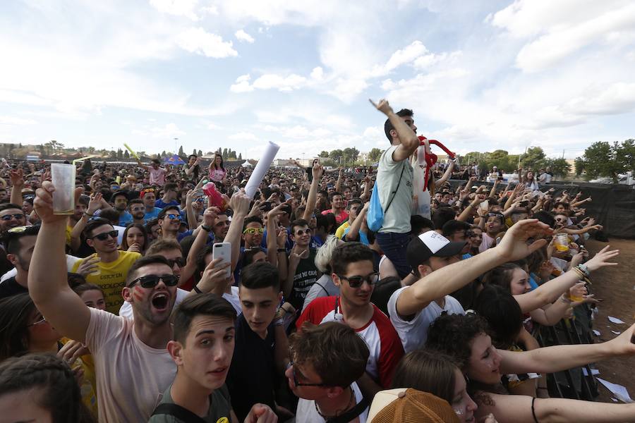 Los estudiantes han llenado el recinto del festival de paellas que se ha celebrado este viernes en Moncada con un amplio dispositivo de seguridad y transporte publico preparado para la ocasión. La puertas se han abierto a las 10 horas y una hora después empezaban los espectáculos musicales mientras se cocinaban 24.000 raciones de paella para los asistentes. Centenares de estudiantes han llegando al epicentro de la fiesta fundamentalmente en metro ya que Metrovalencia había preparado un dispositivo especial para cubrir un evento que hoy dobla el censo de la localidad de l'Horta.