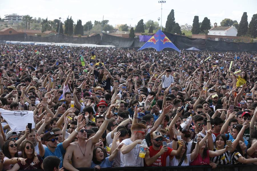 Los estudiantes han llenado el recinto del festival de paellas que se ha celebrado este viernes en Moncada con un amplio dispositivo de seguridad y transporte publico preparado para la ocasión. La puertas se han abierto a las 10 horas y una hora después empezaban los espectáculos musicales mientras se cocinaban 24.000 raciones de paella para los asistentes. Centenares de estudiantes han llegando al epicentro de la fiesta fundamentalmente en metro ya que Metrovalencia había preparado un dispositivo especial para cubrir un evento que hoy dobla el censo de la localidad de l'Horta.