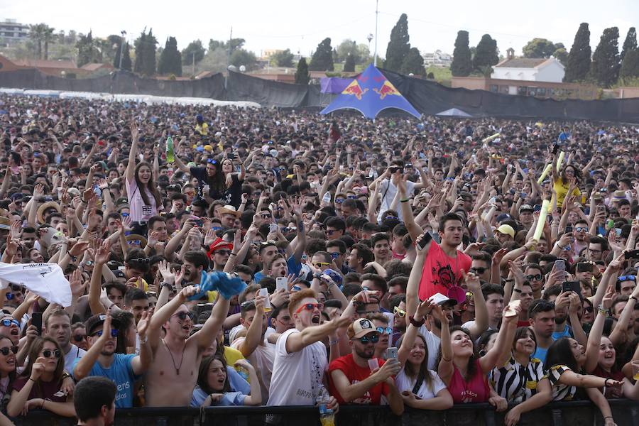 Los estudiantes han llenado el recinto del festival de paellas que se ha celebrado este viernes en Moncada con un amplio dispositivo de seguridad y transporte publico preparado para la ocasión. La puertas se han abierto a las 10 horas y una hora después empezaban los espectáculos musicales mientras se cocinaban 24.000 raciones de paella para los asistentes. Centenares de estudiantes han llegando al epicentro de la fiesta fundamentalmente en metro ya que Metrovalencia había preparado un dispositivo especial para cubrir un evento que hoy dobla el censo de la localidad de l'Horta.